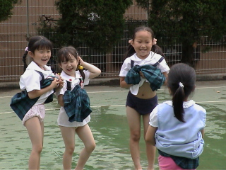 子供　裸　外 子供 水遊び 女の子 裸 真夏の写真素材 - PIXTA